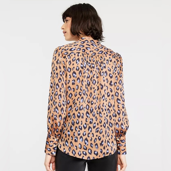 Ann Taylor Animal Print Shirred Split Neck Blouse Petite Women’s XS lightweight - Picture 2 of 3
